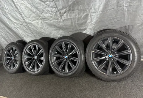 Background image for BMW 5er G30 G31 245/45 R18 Winterreifen Styling V-Speiche 684 Winterräder